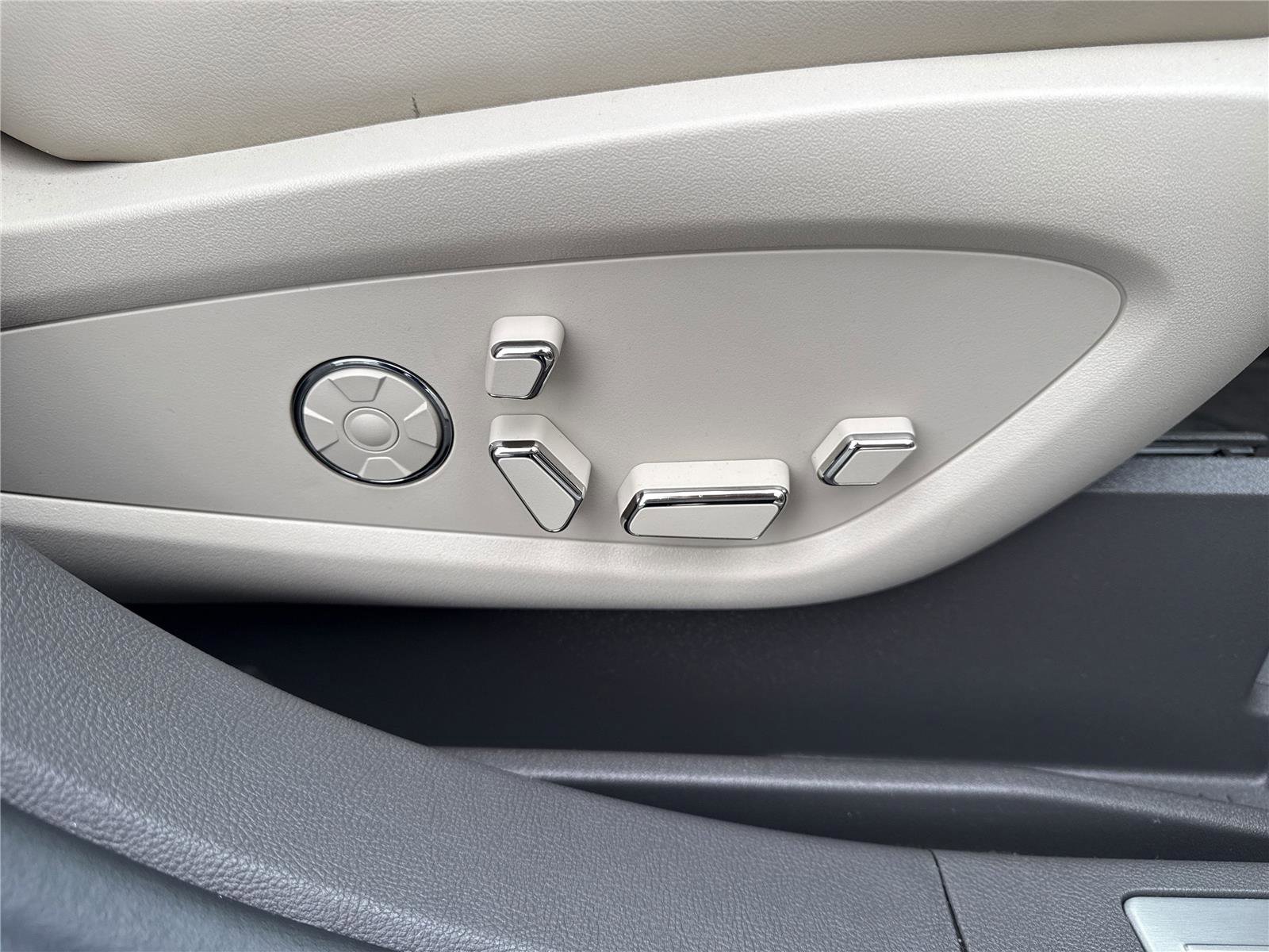 Used 2020 Lincoln Nautilus Reserve w/ Equipment Group 201A image 28