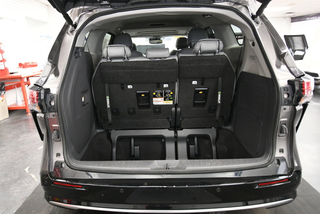 Used 2024 Toyota Sienna Limited image 25
