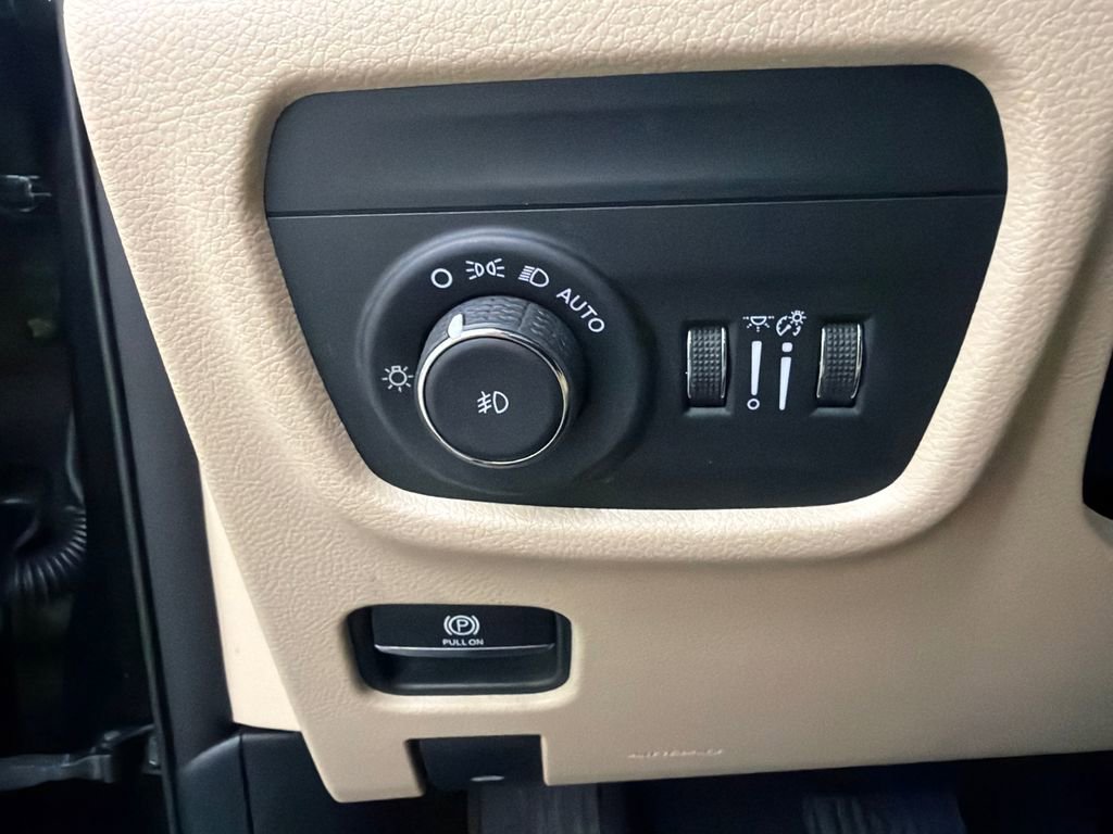 Used 2023 Jeep Grand Cherokee Limited w/ Black Appearance Package RWD image 33
