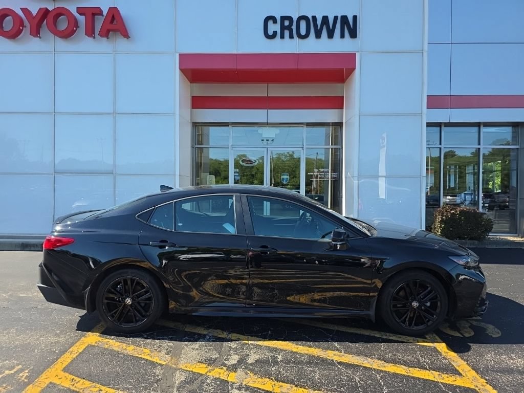 Used 2025 Toyota Camry SE FWD image 2