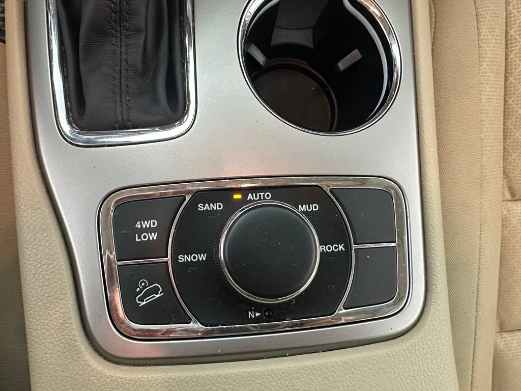 Used 2018 Jeep Grand Cherokee Laredo AWD/4WD image 32