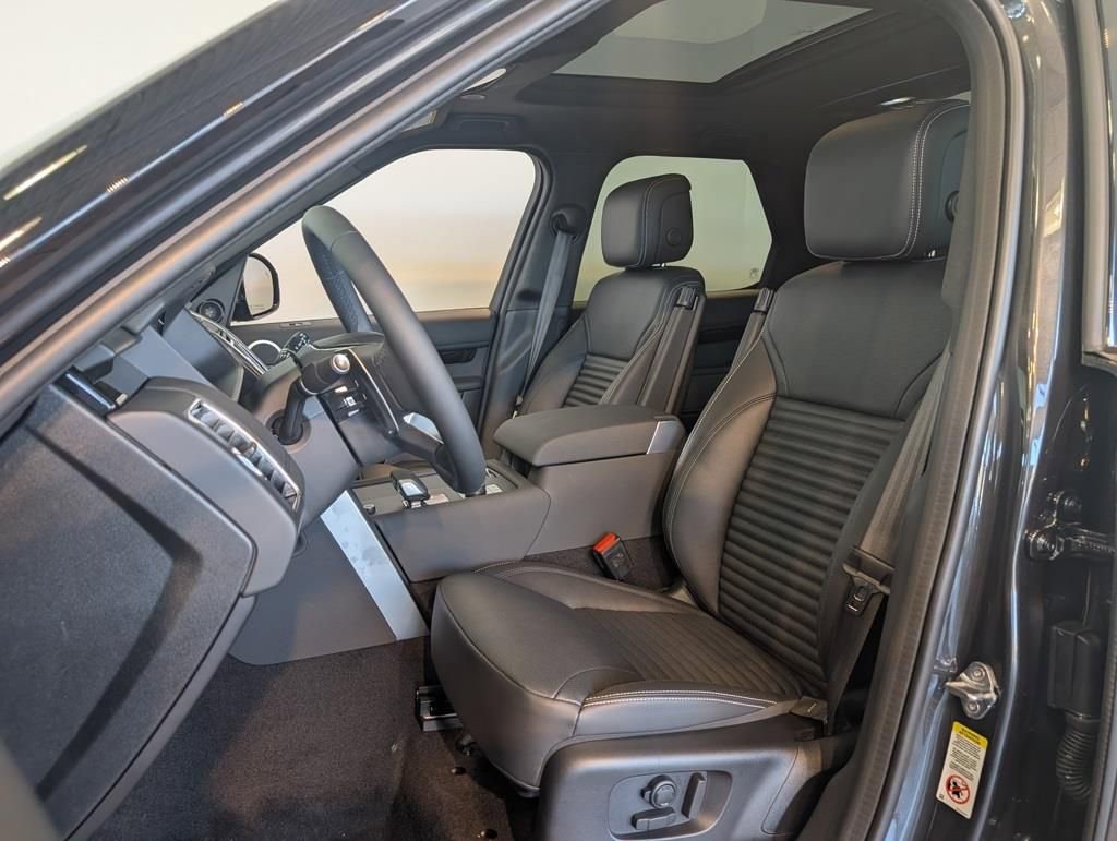 New 2026 Land Rover Discovery S image 9