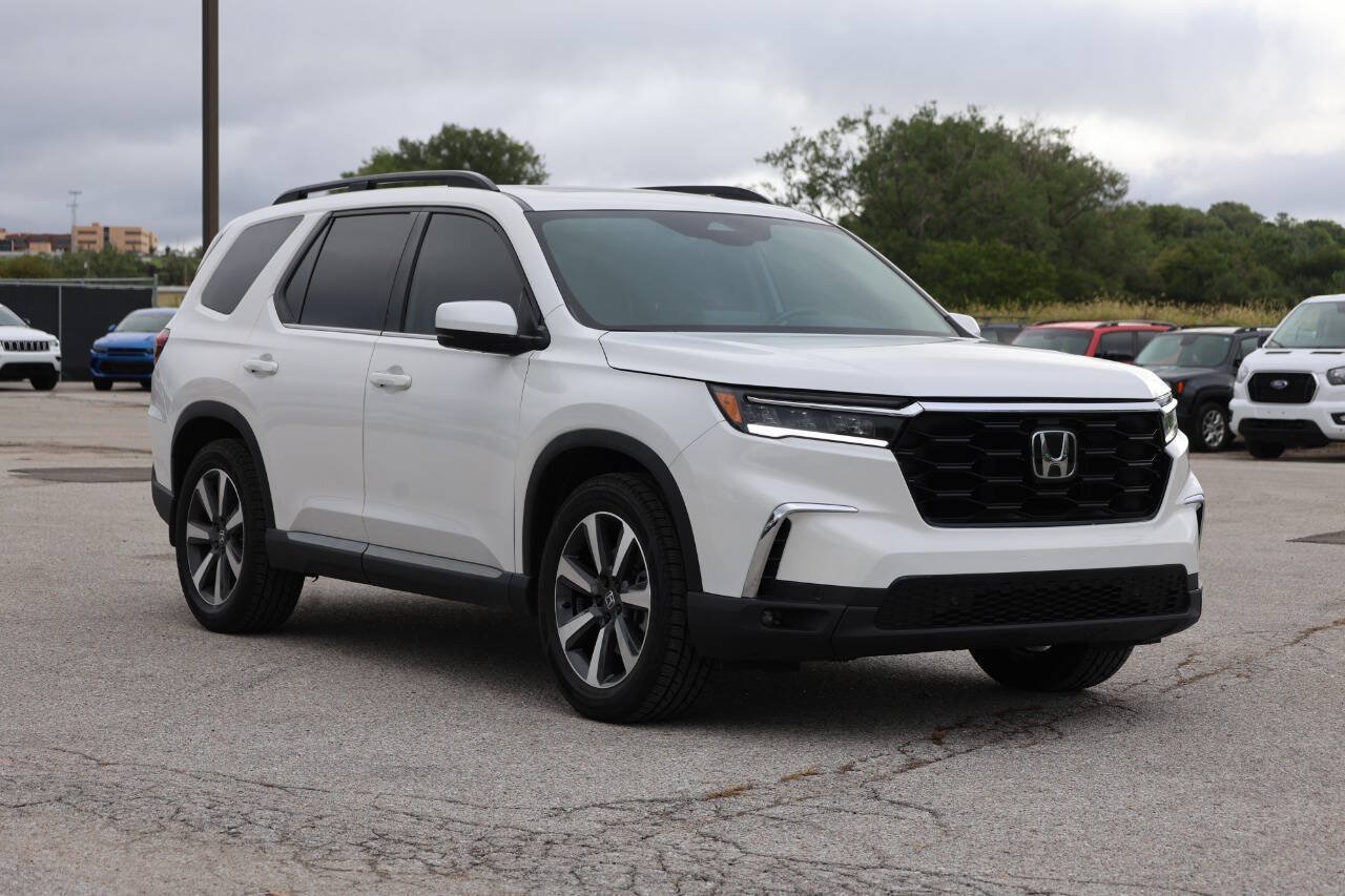 Used 2025 Honda Pilot Touring image 4