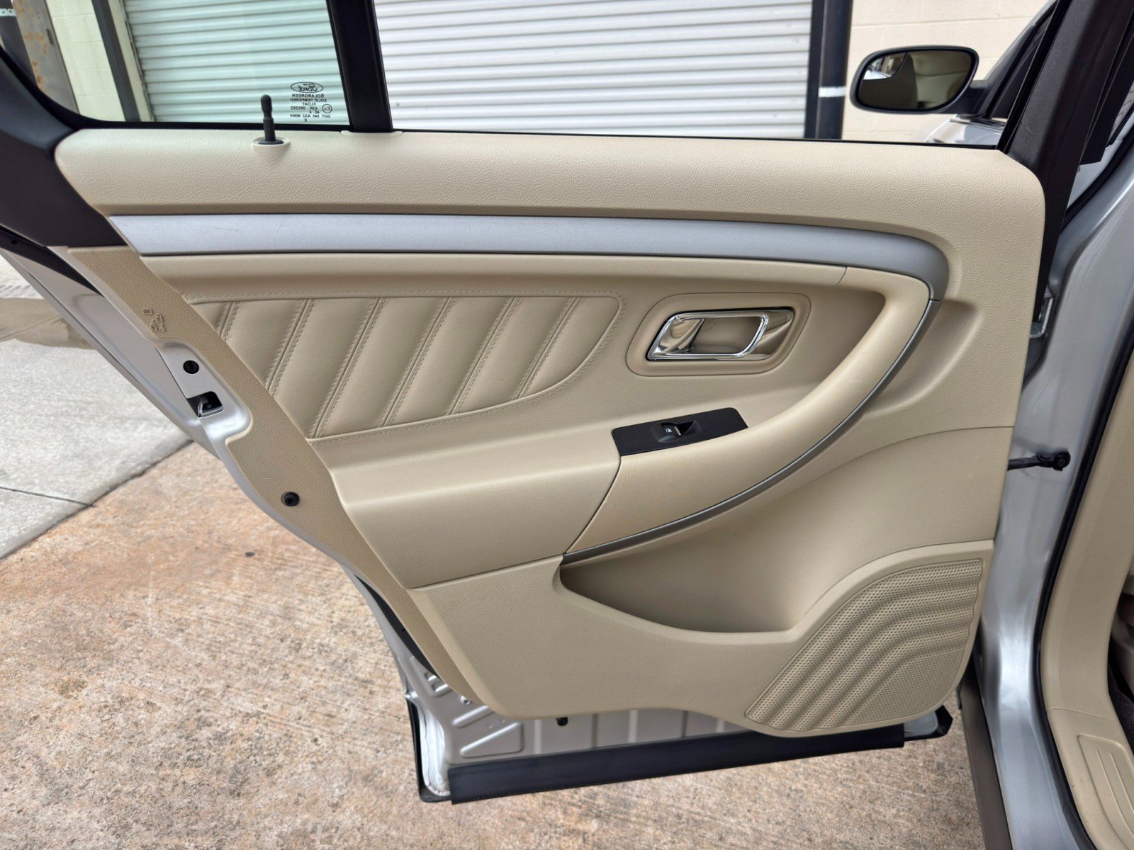 Used 2015 Ford Taurus SE FWD image 33