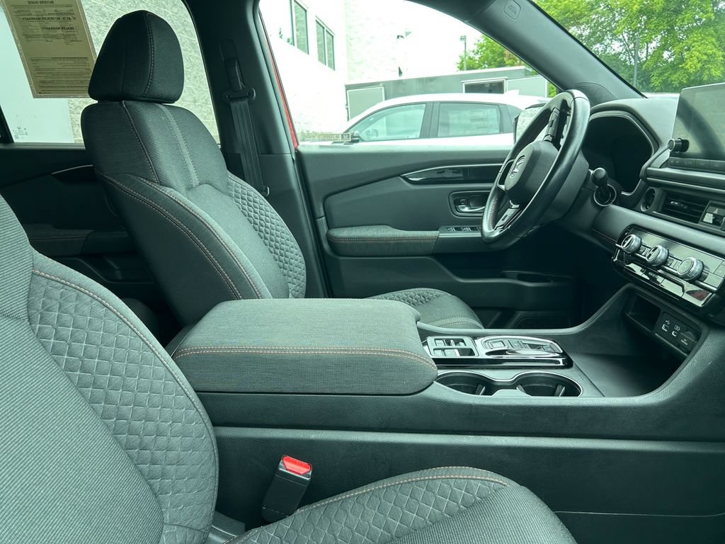 Used 2023 Honda Pilot Sport image 19