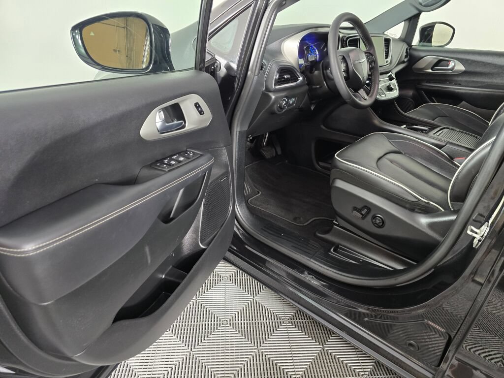 Used 2023 Chrysler Pacifica Limited w/ Uconnect Theater Family Group FWD image 20
