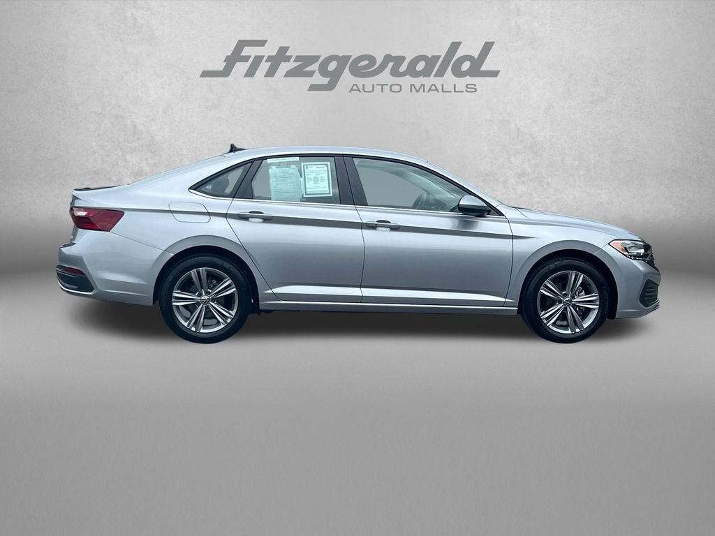 Used 2024 Volkswagen Jetta SE FWD image 3
