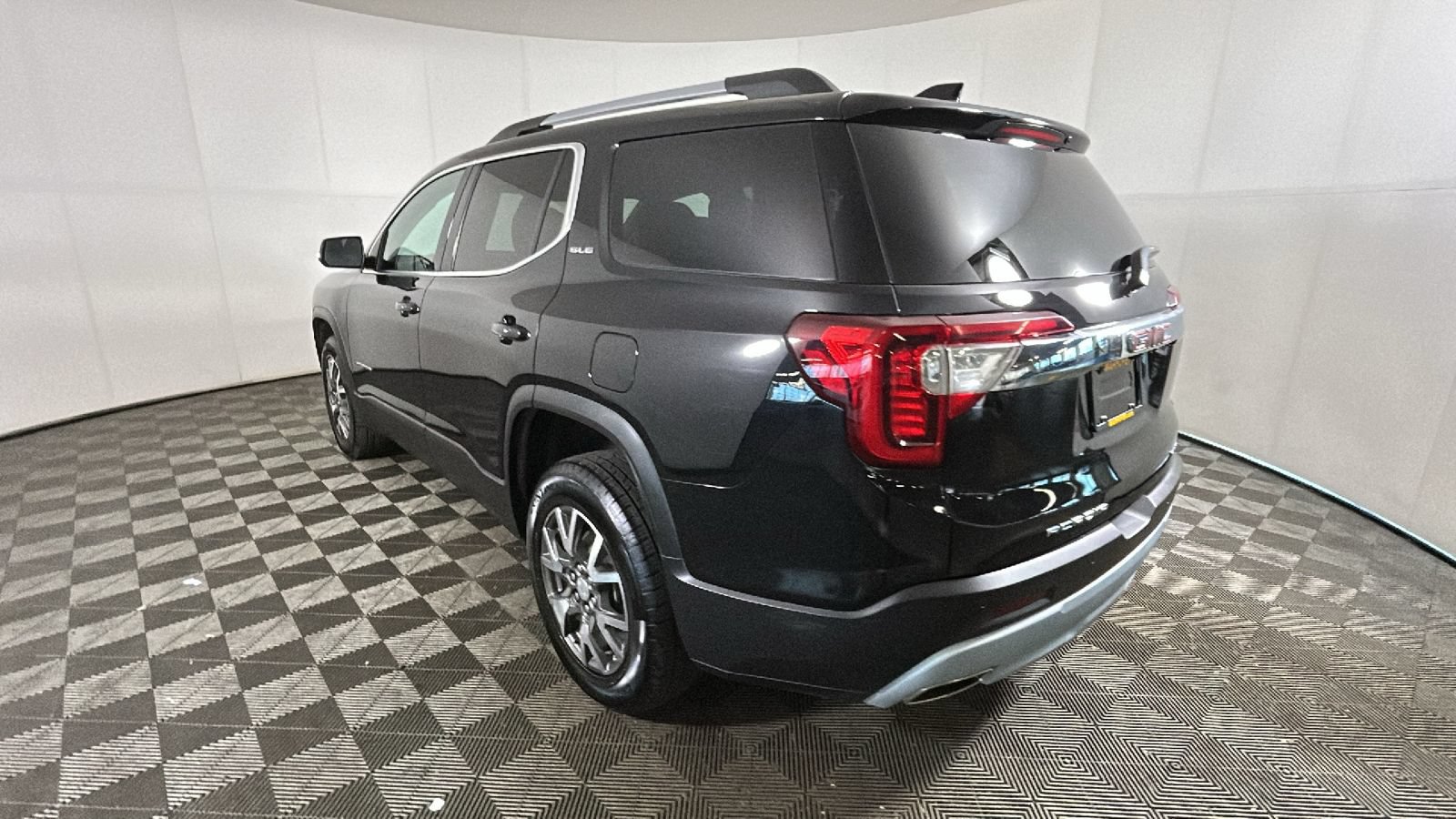 Used 2022 GMC Acadia SLE w/ LPO, Cargo Package AWD/4WD image 5