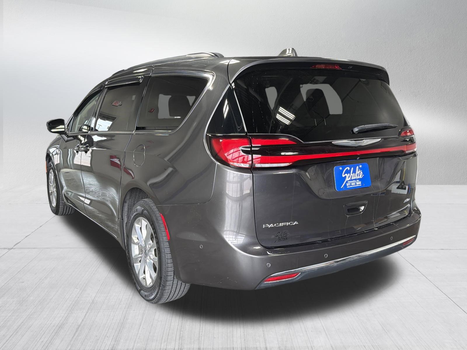 Used 2022 Chrysler Pacifica Touring-L w/ Uconnect Theater Family Group image 5