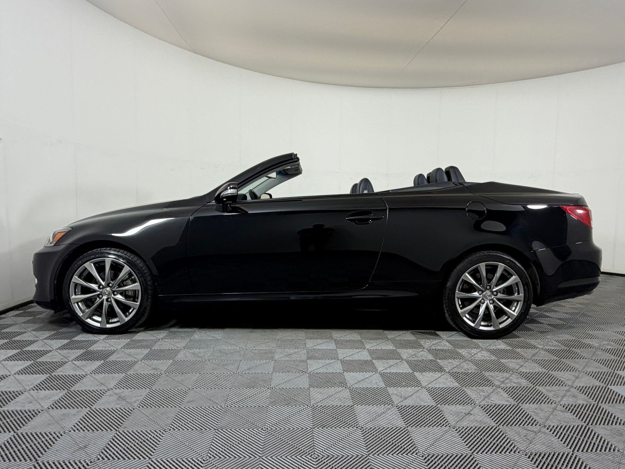 Used 2014 Lexus IS 250C w/ Luxury Package RWD image 34