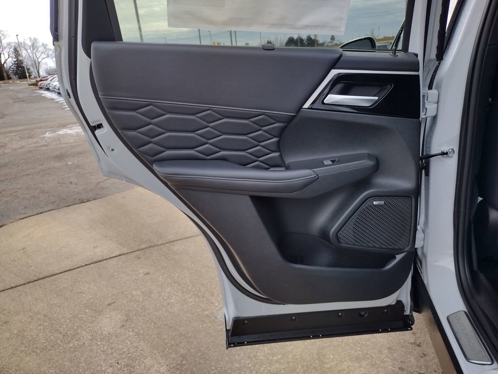 New 2026 Mitsubishi Outlander SEL image 13