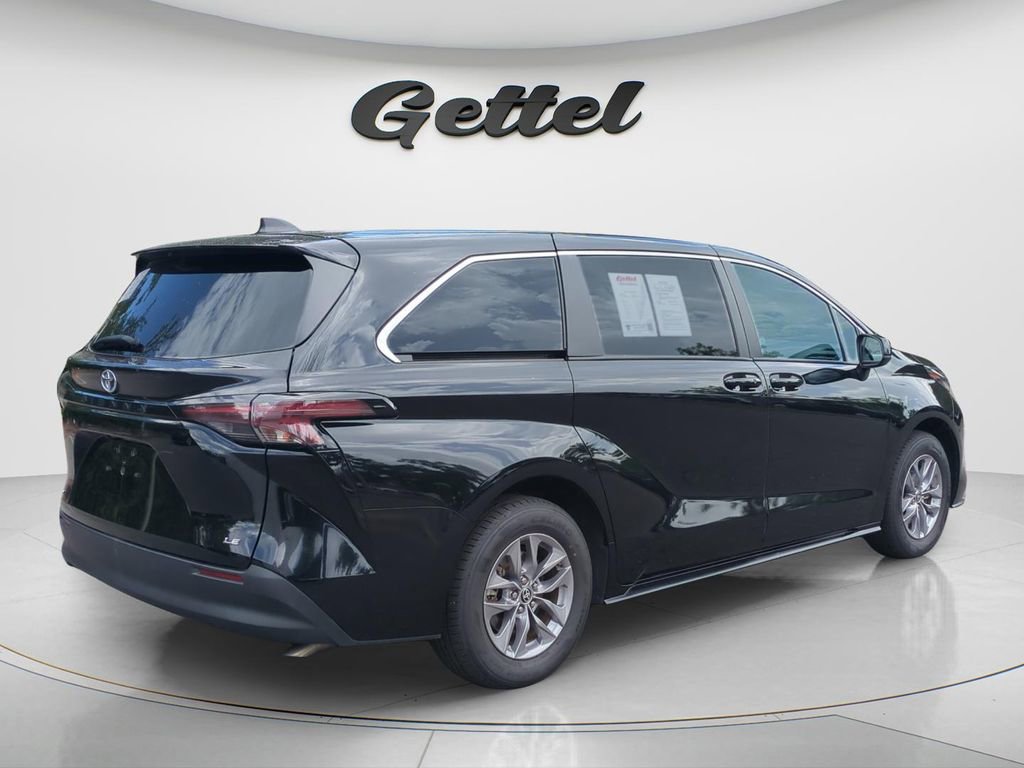 Certified 2025 Toyota Sienna LE image 4