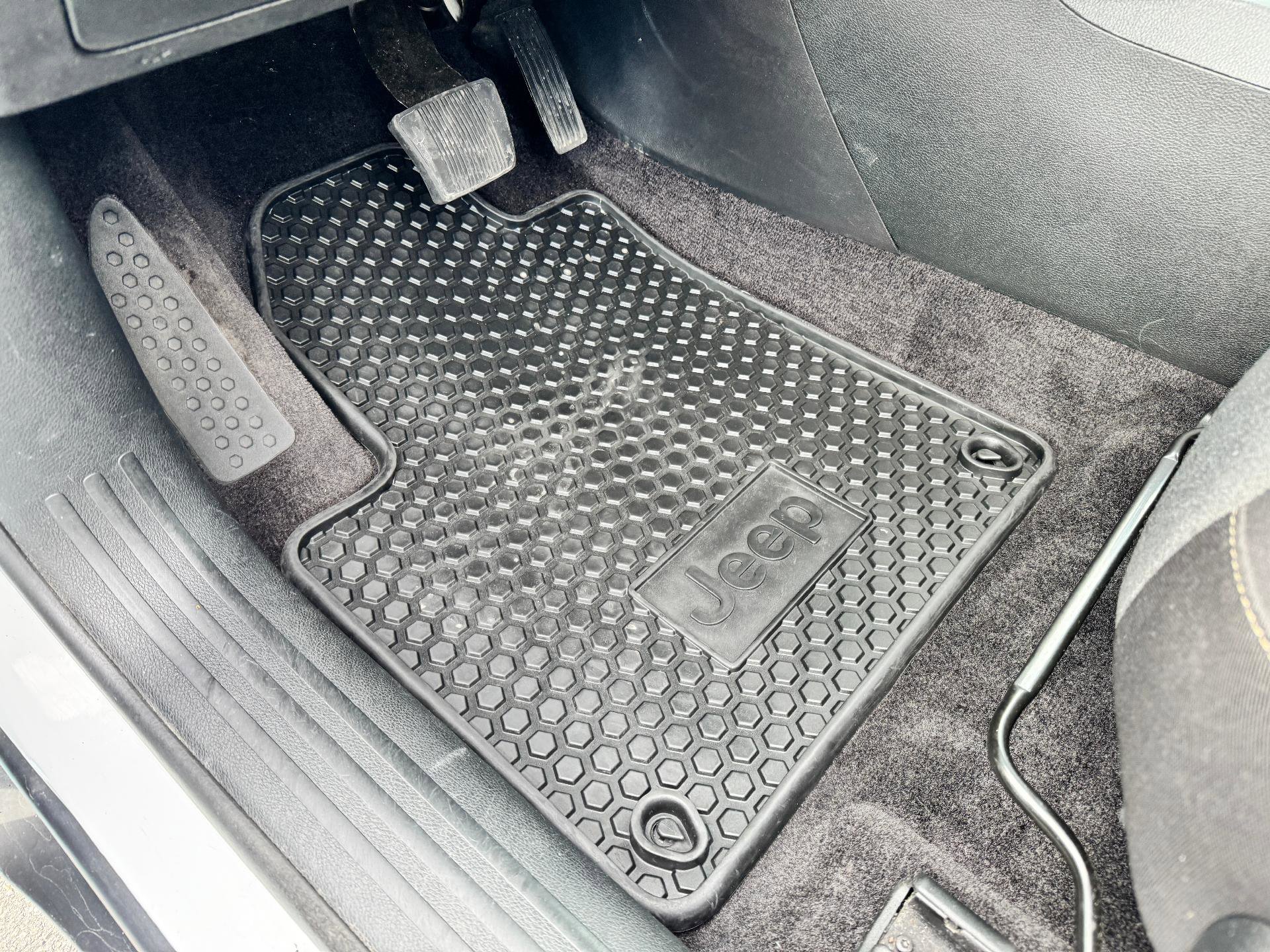 Used 2018 Jeep Cherokee Latitude w/ Cold Weather Group image 12