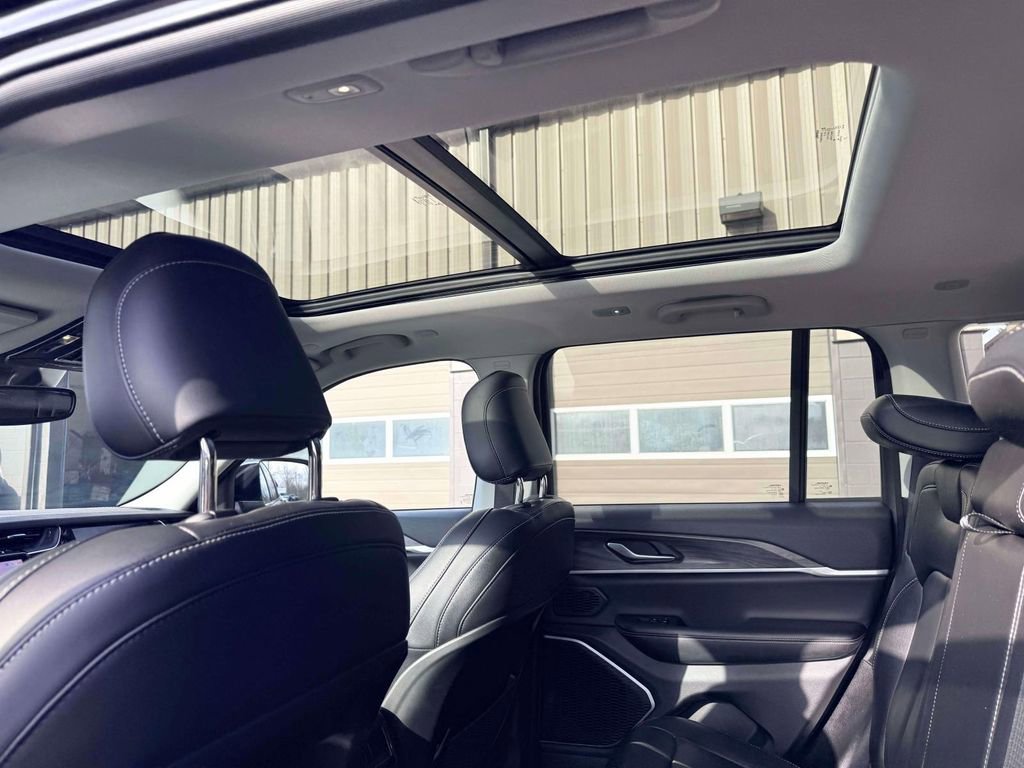 Used 2023 Jeep Grand Cherokee 4WD 4xe image 12