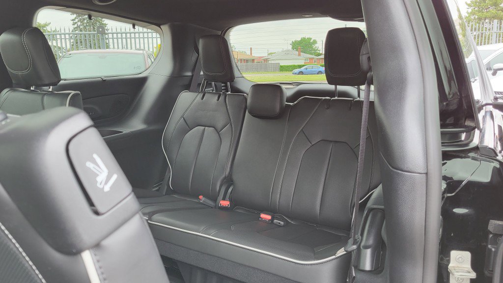 Used 2024 Chrysler Pacifica Limited w/ Uconnect Theater Family Group image 24