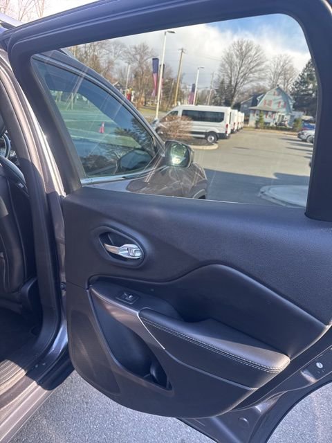 Used 2019 Jeep Cherokee Limited image 21