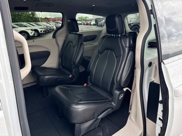 Used 2023 Chrysler Pacifica Touring-L FWD image 16