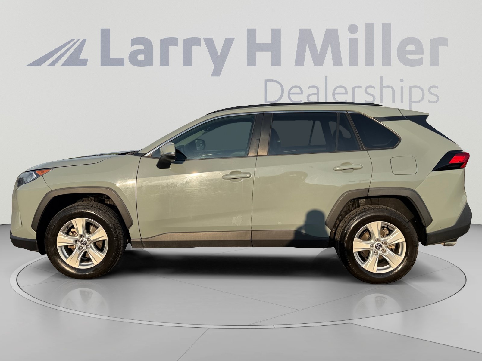 Used 2021 Toyota RAV4 XLE w/ Convenience Package FWD image 2