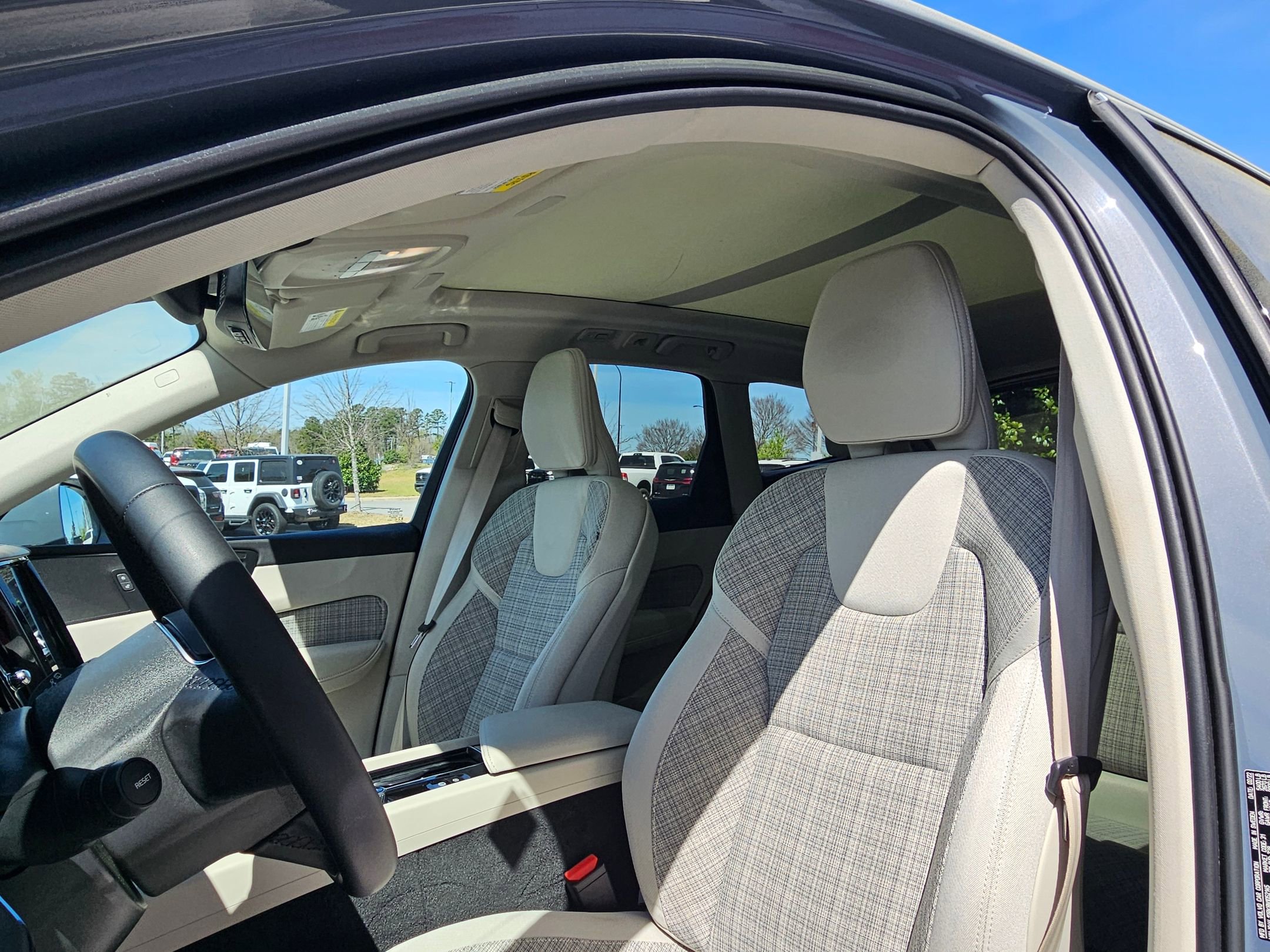 Used 2022 Volvo XC60 B5 Momentum image 23