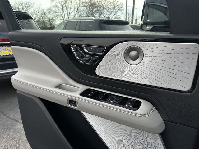 Certified 2025 Lincoln Aviator Reserve w/ Equipment Group 201A image 31