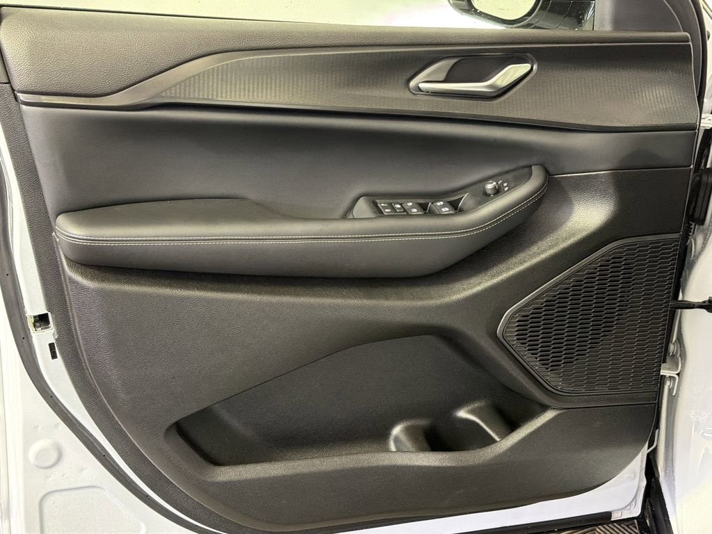Used 2024 Jeep Grand Cherokee Altitude image 8