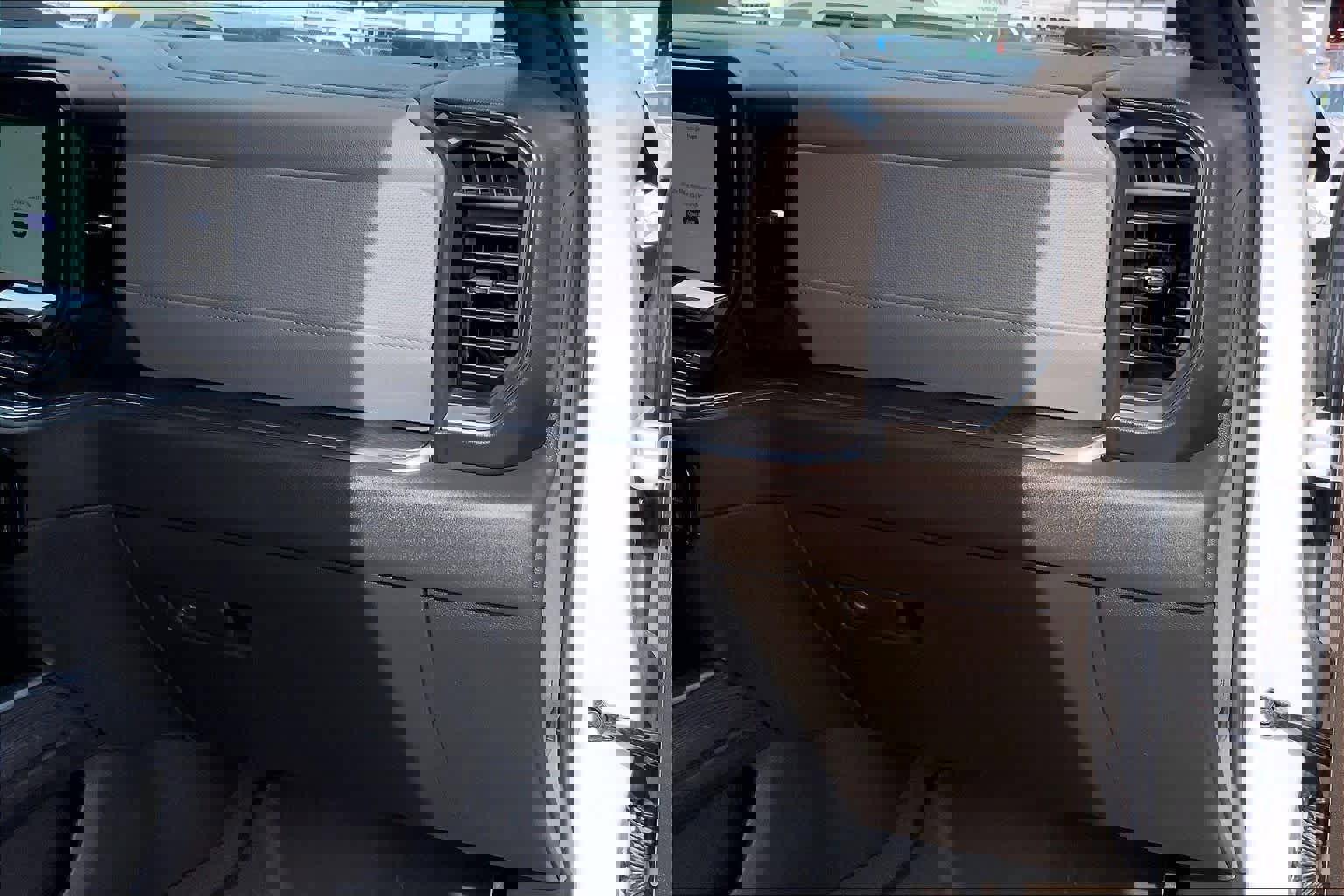 Used 2025 Chevrolet Silverado 2500 LTZ w/ LTZ Premium Package image 18