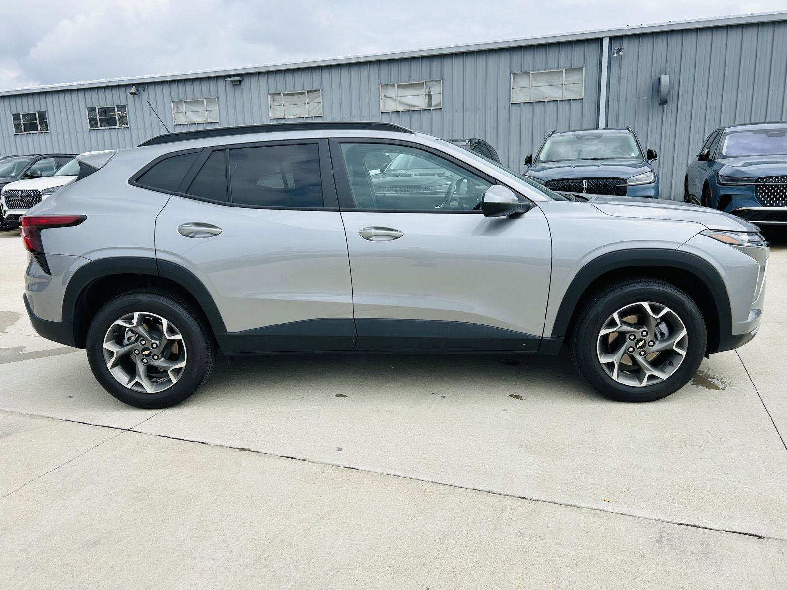Used 2025 Chevrolet Trax LT w/ Driver Confidence Package image 38
