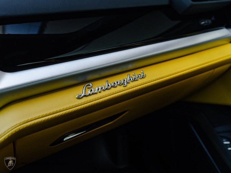 Used 2025 Lamborghini Urus SE AWD/4WD image 7