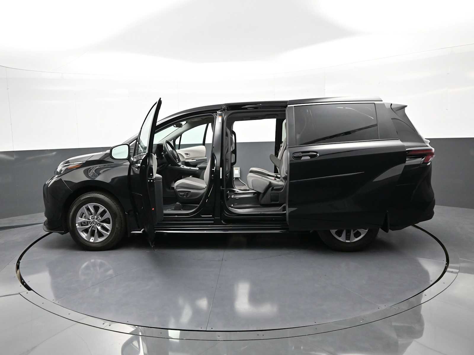 Used 2024 Toyota Sienna LE w/ Protection Package (TMS) AWD/4WD image 39