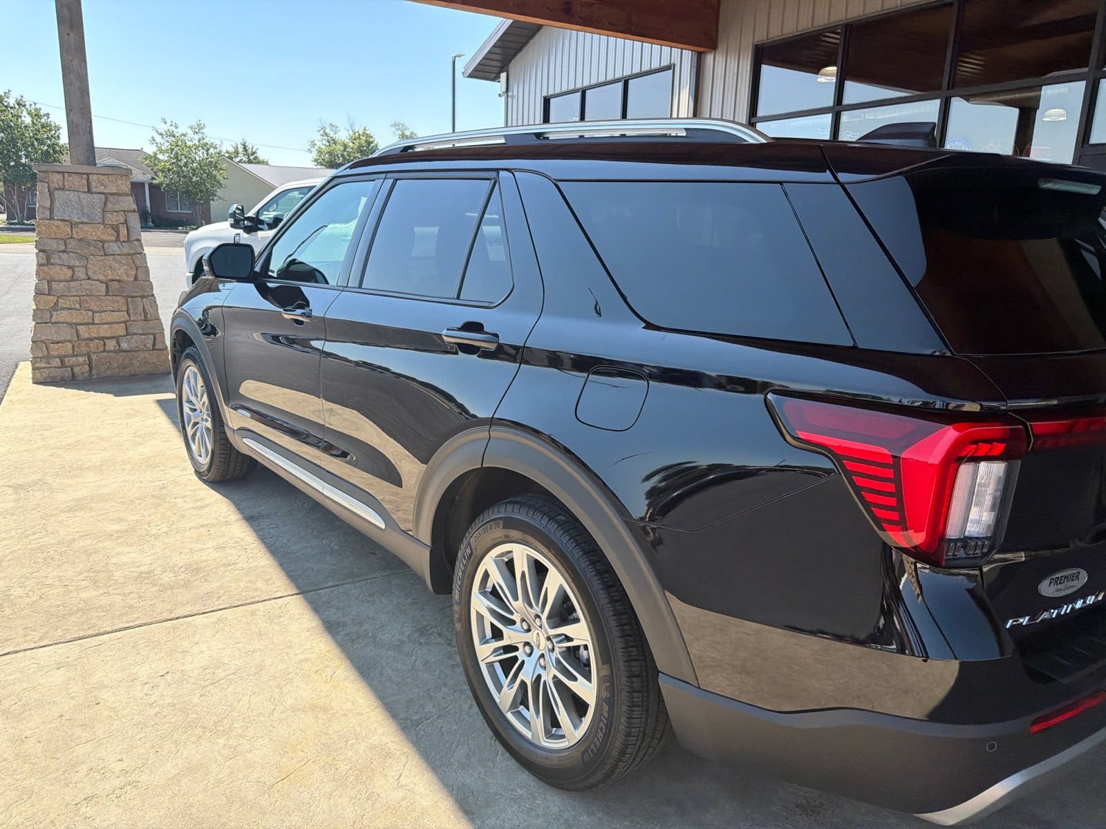 Used 2025 Ford Explorer Platinum AWD/4WD image 21