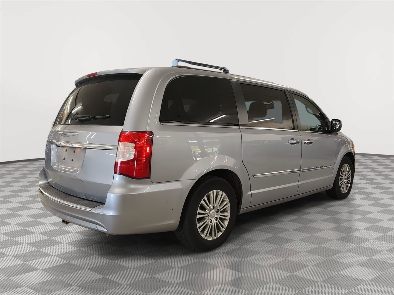Used 2014 Chrysler Town & Country Touring-L w/ Trailer Tow Group FWD image 26