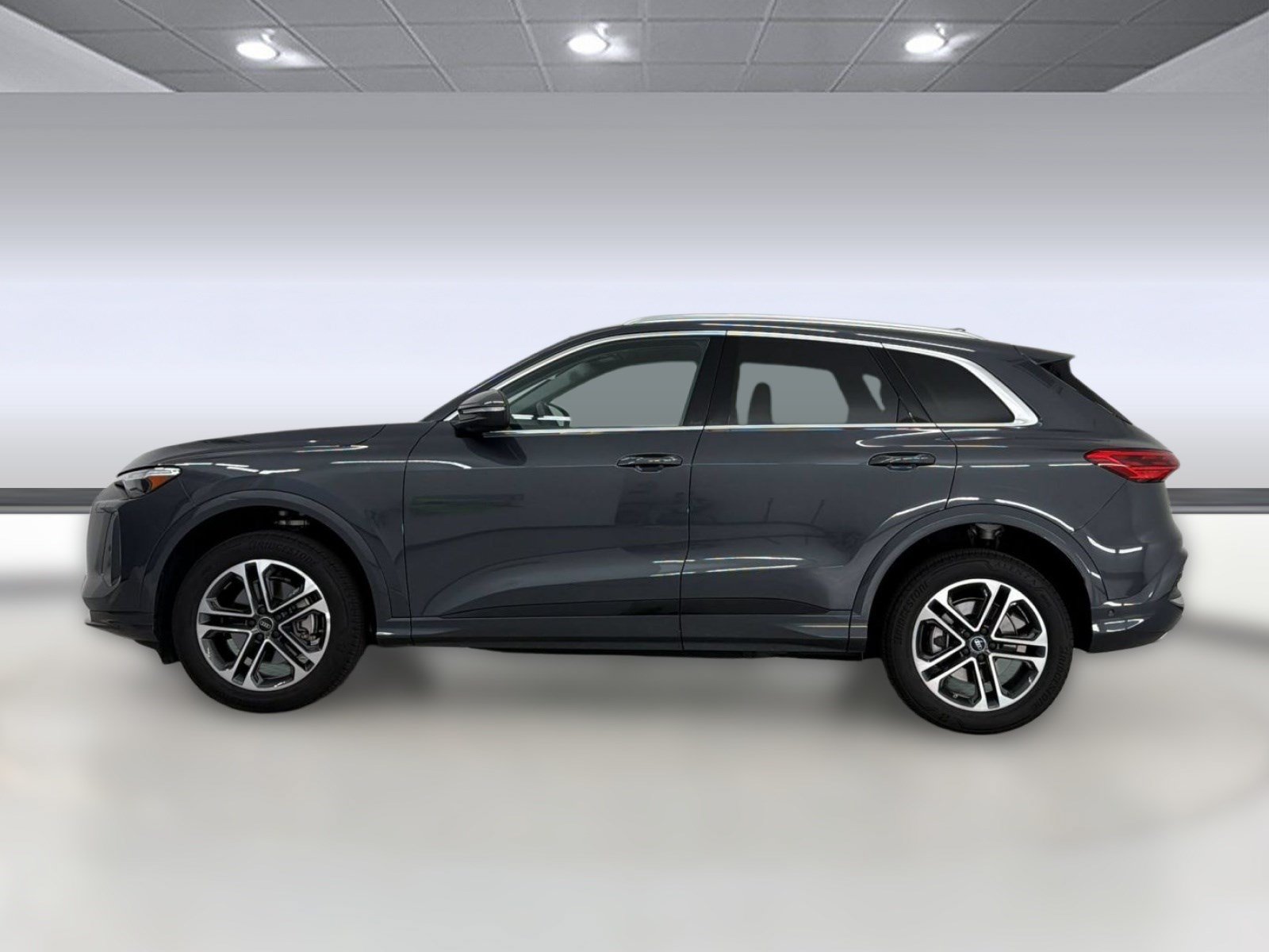 Used 2025 Audi Q5 Premium Plus w/ Premium Plus AWD/4WD image 2