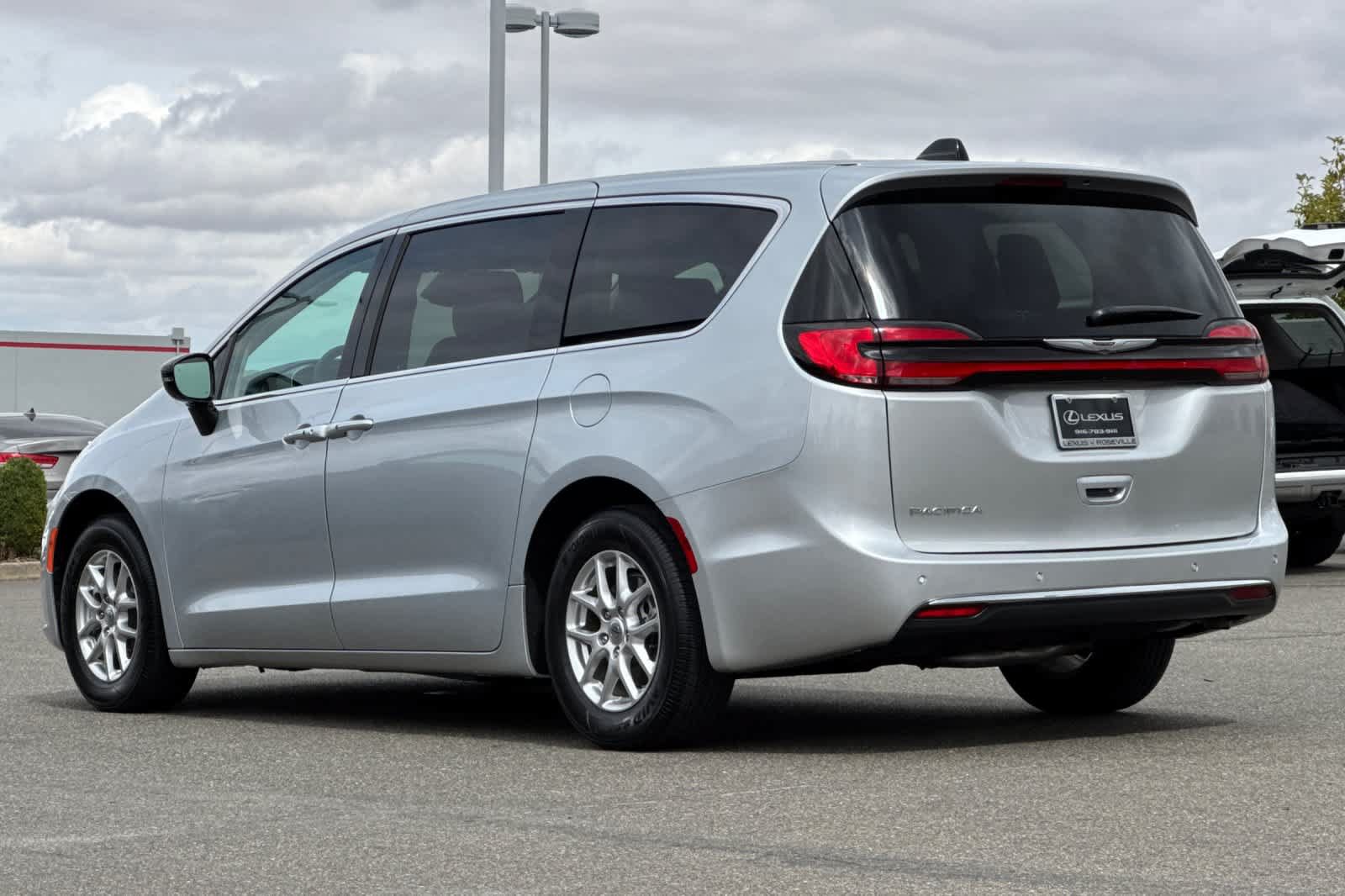 Used 2024 Chrysler Pacifica Touring-L FWD image 7