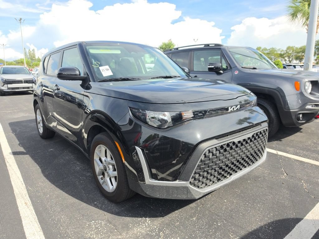 Certified 2025 Kia Soul LX w/ LX Technology Package FWD image 1