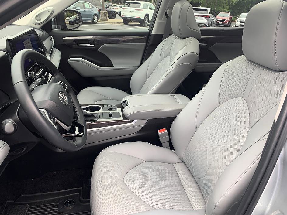 Used 2023 Toyota Highlander Platinum FWD image 10