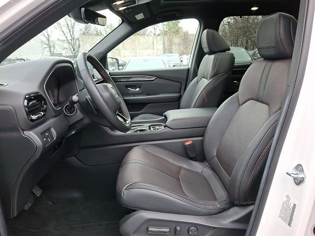 Certified 2025 Honda Pilot Black Edition image 15