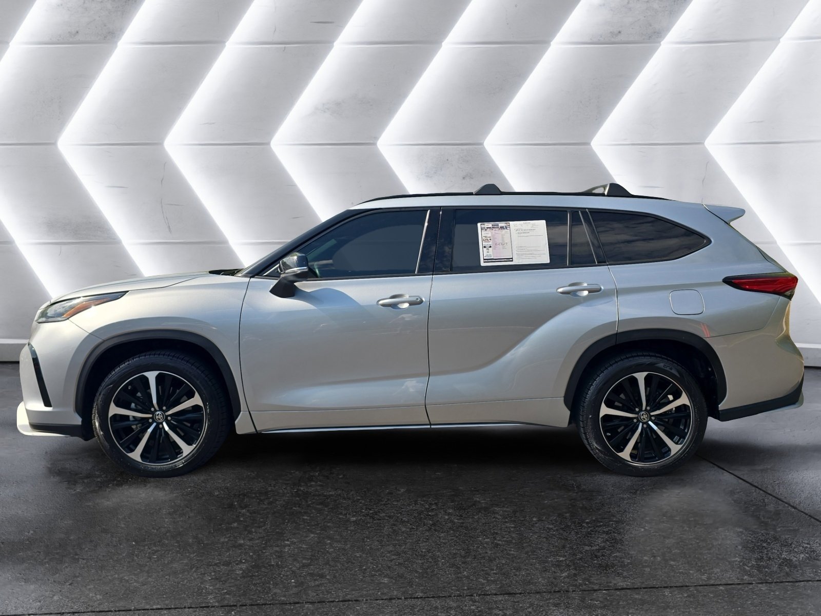 Used 2021 Toyota Highlander XSE AWD/4WD image 2