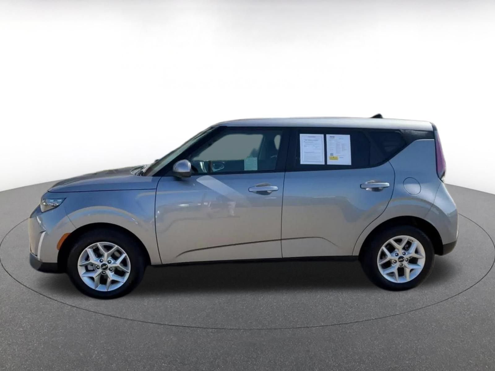 Used 2025 Kia Soul LX w/ LX Technology Package FWD image 9