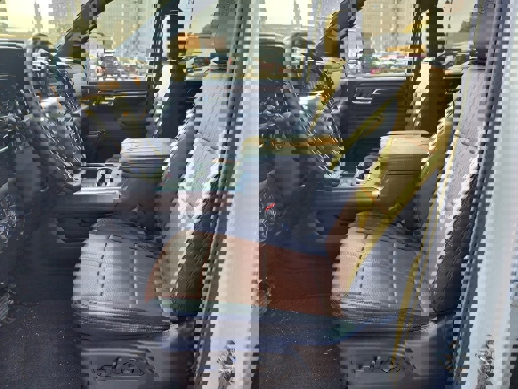 Used 2024 Chevrolet Silverado 2500 High Country w/ Technology Package image 9