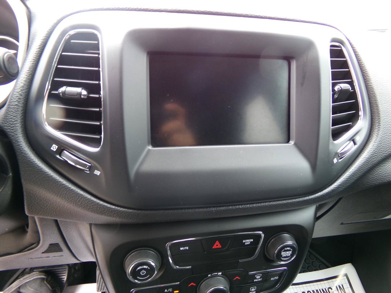 Used 2020 Jeep Compass Latitude w/ Cold Weather Group AWD/4WD image 15