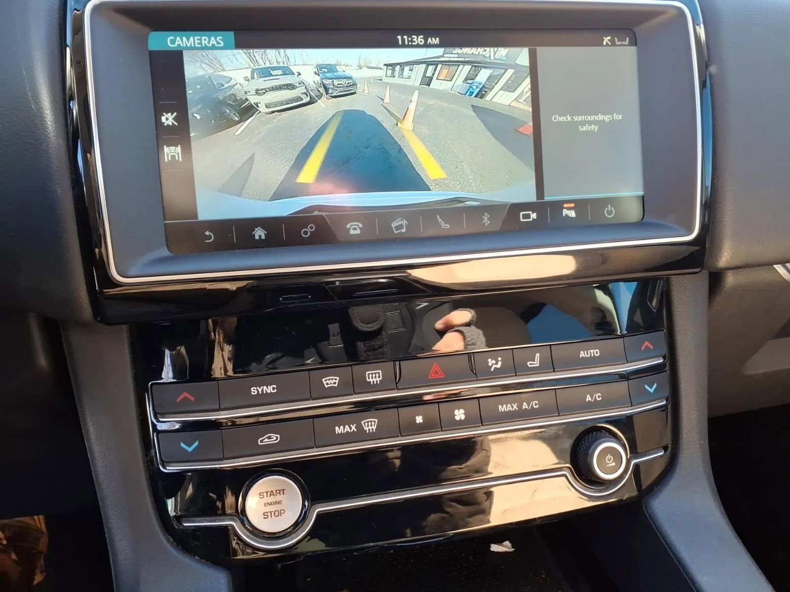 Used 2020 Jaguar F-PACE Premium image 32