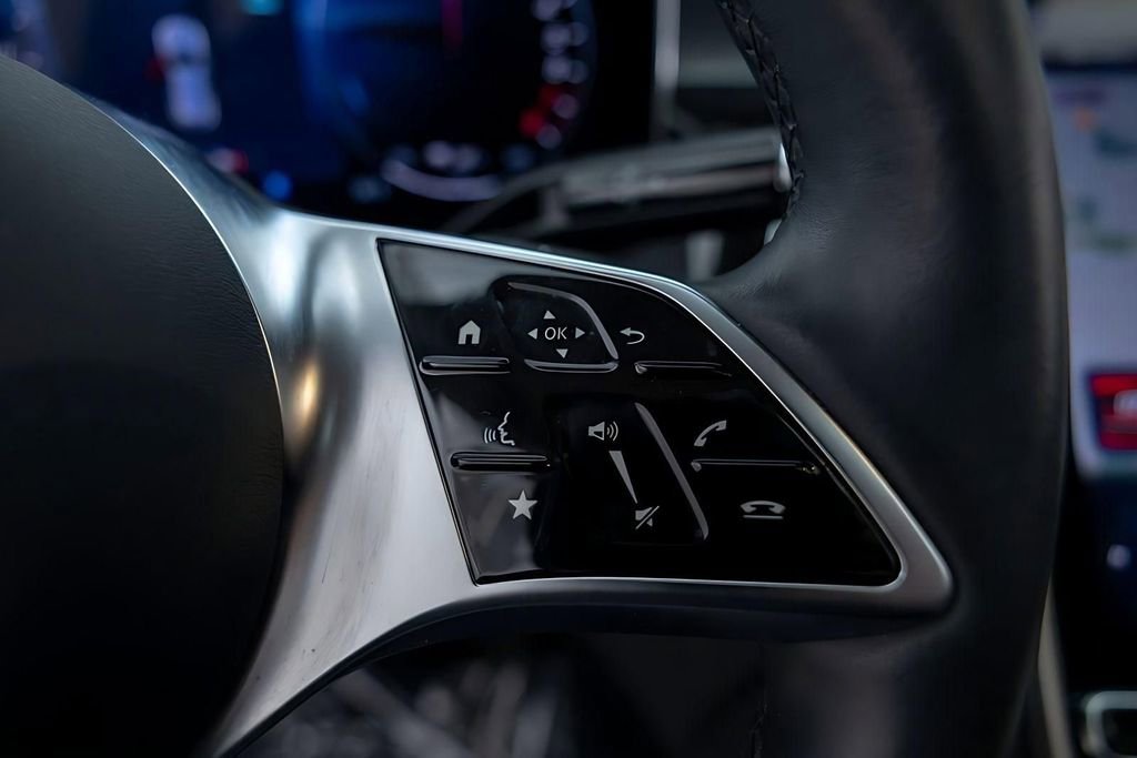 Used 2025 Mercedes-Benz GLC 350e 4MATIC w/ Driver Assistance Package image 24