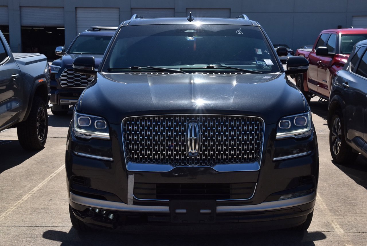 Used 2022 Lincoln Navigator Reserve AWD/4WD image 3