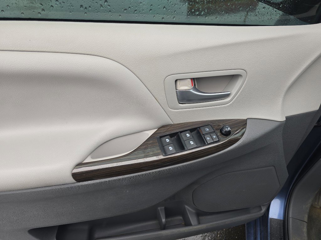 Used 2015 Toyota Sienna XLE w/ XLE Navigation Package image 12