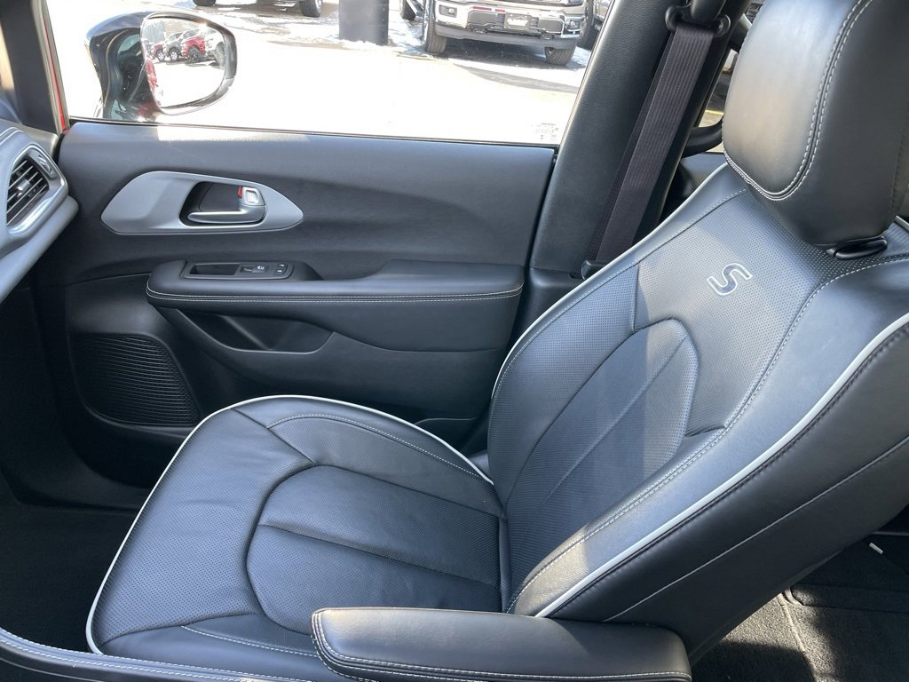 Used 2025 Chrysler Pacifica Limited image 23