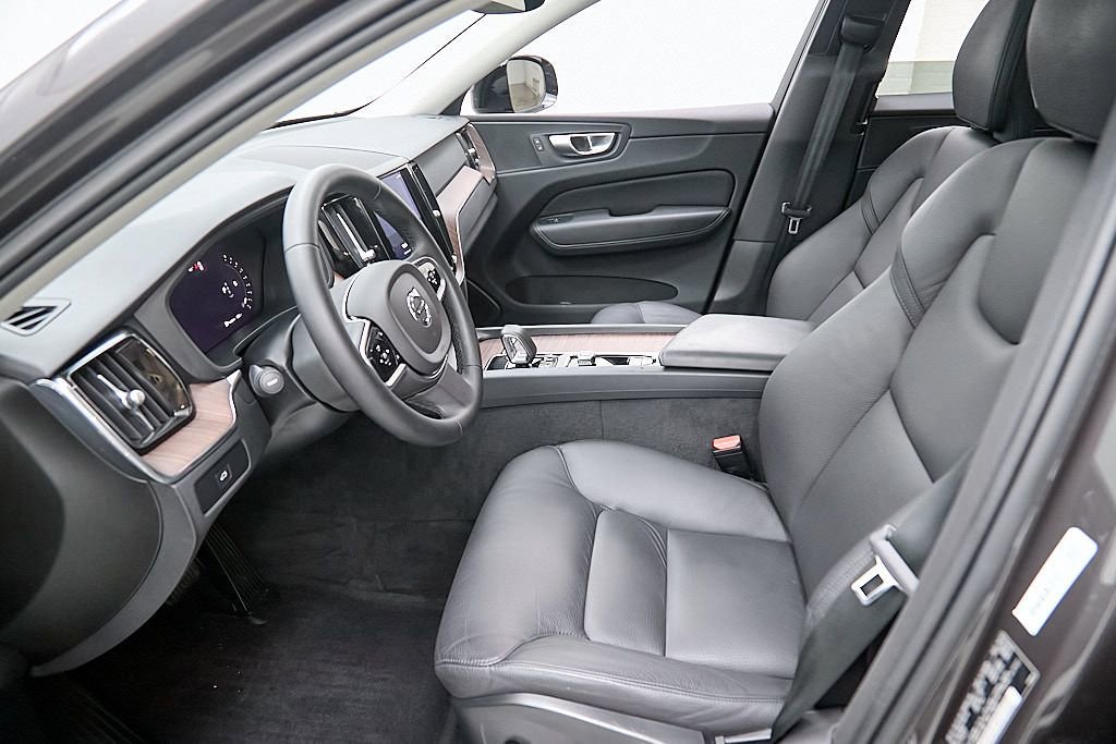 Certified 2023 Volvo XC60 B5 Plus w/ Climate Package image 18