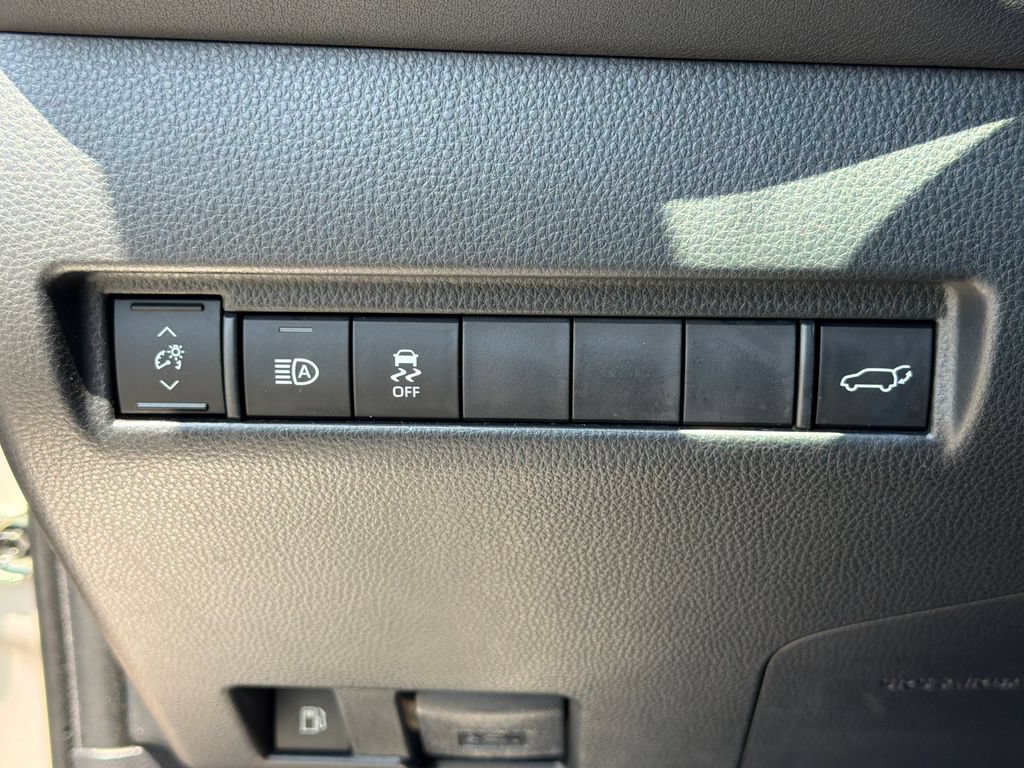 Used 2024 Toyota Venza LE AWD/4WD image 22