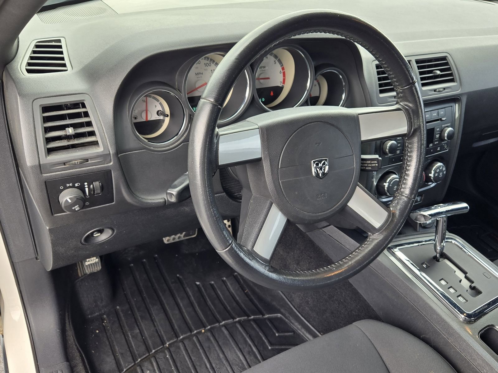 Used 2009 Dodge Challenger R/T RWD image 26