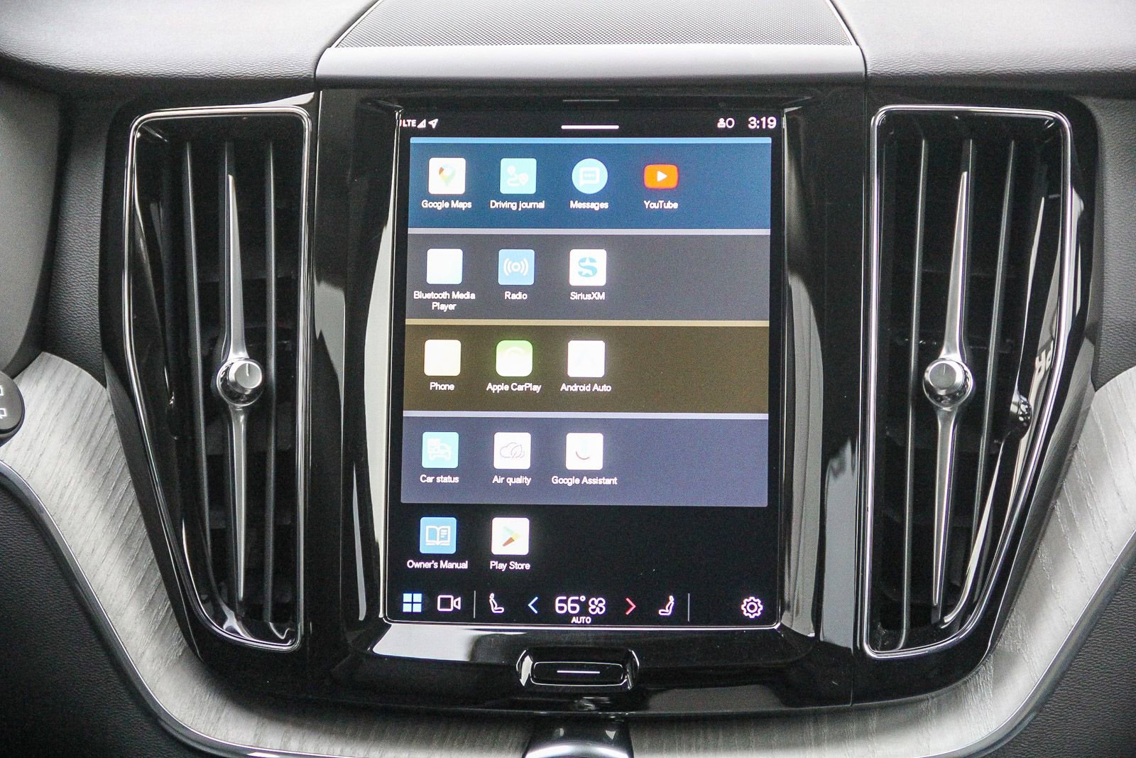 Used 2025 Volvo XC60 B5 Plus image 15