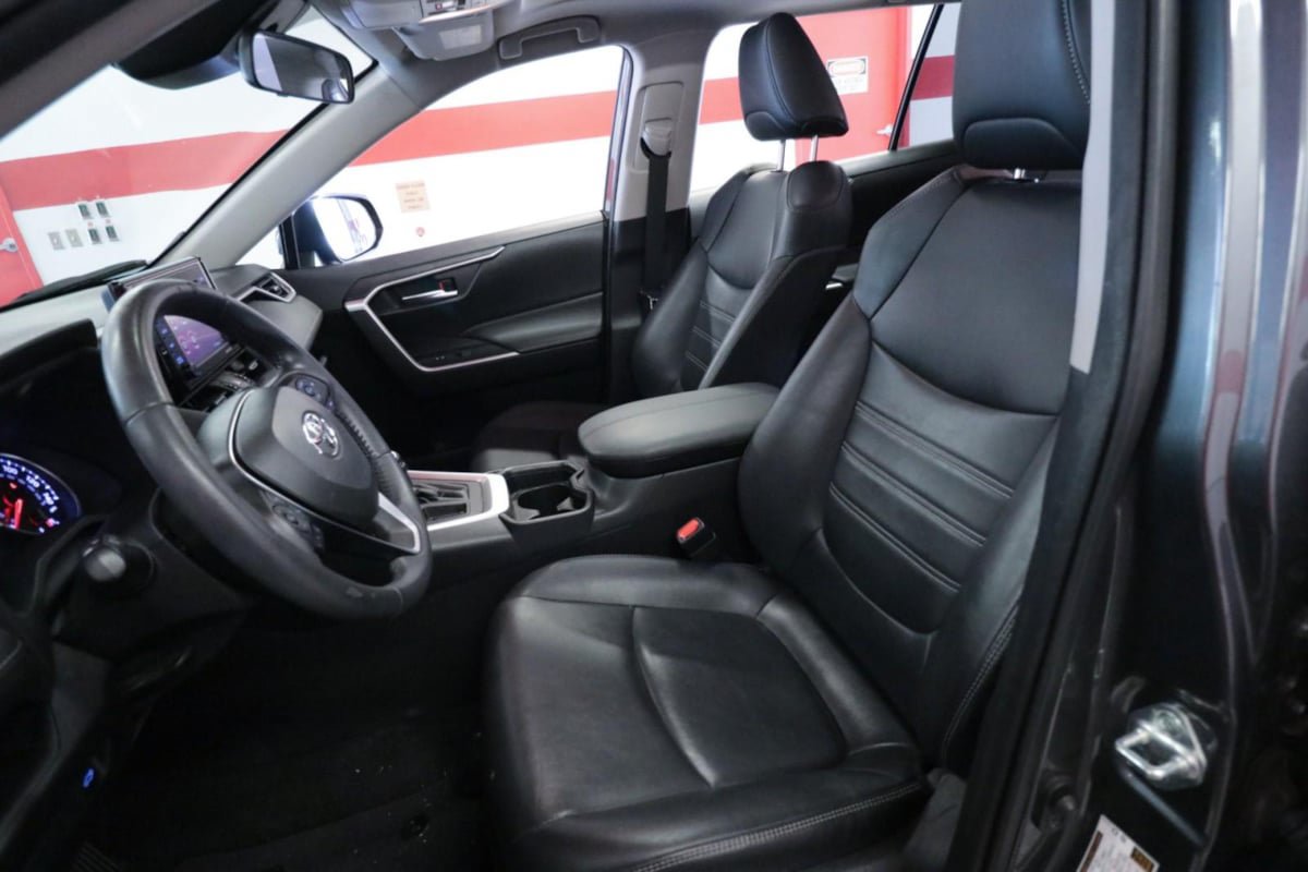 Used 2020 Toyota RAV4 XLE Premium FWD image 11